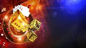 Meja blackjack klasik dengan dealer berpakaian formal di studio profesional